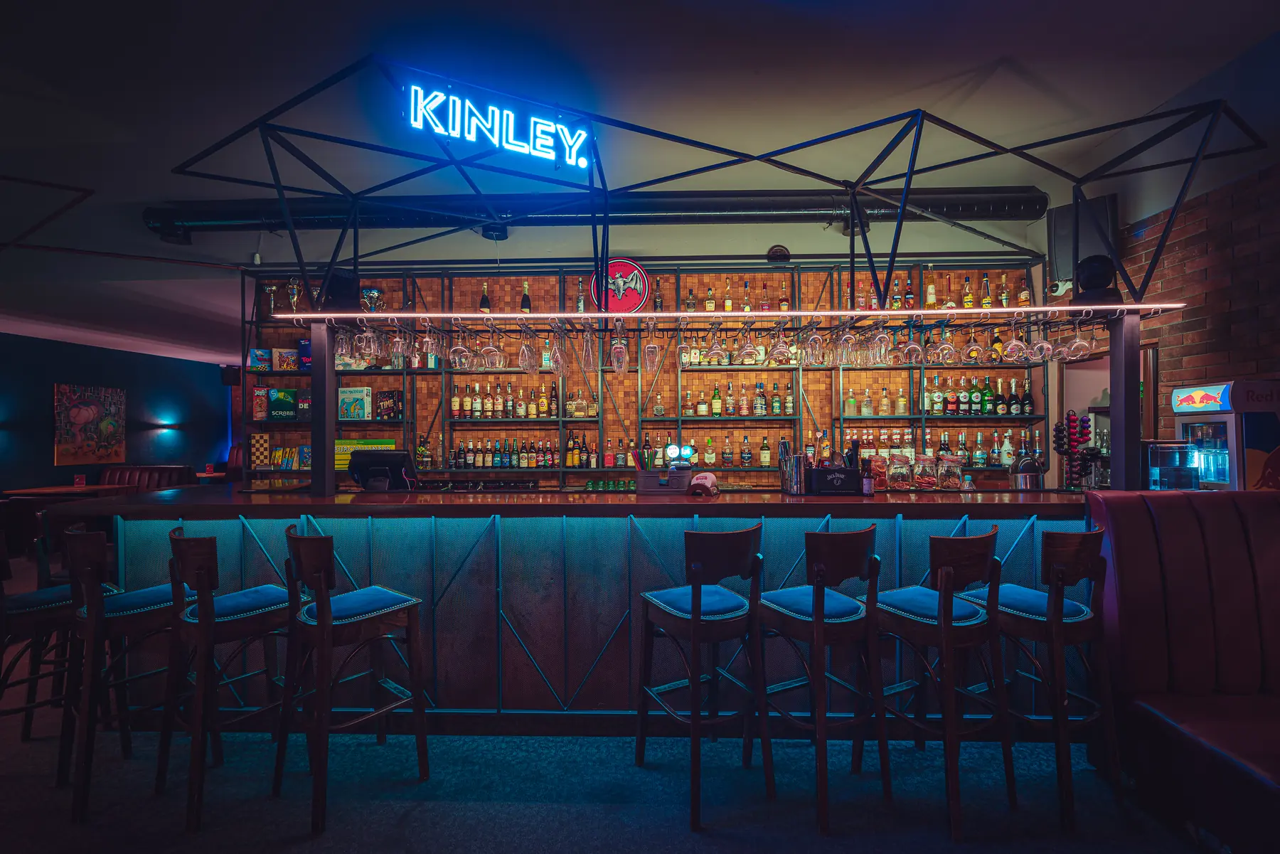 Bar Klubu Pictures z hokerami i niebieskim podświetleniem