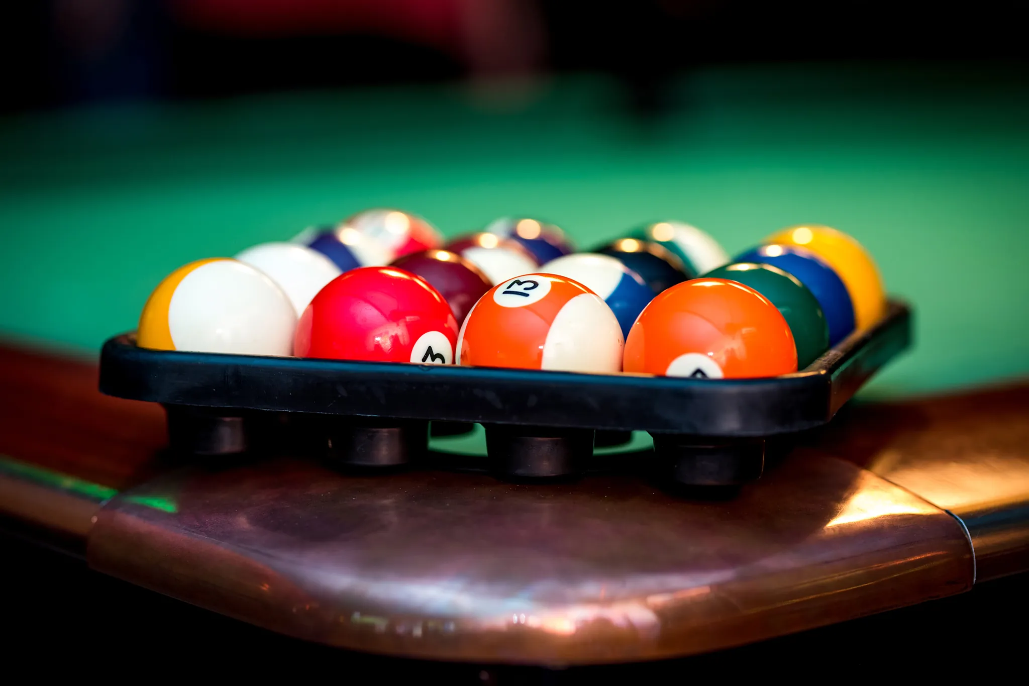 Bile bilardowe ustawione w trójkącie na stole pool