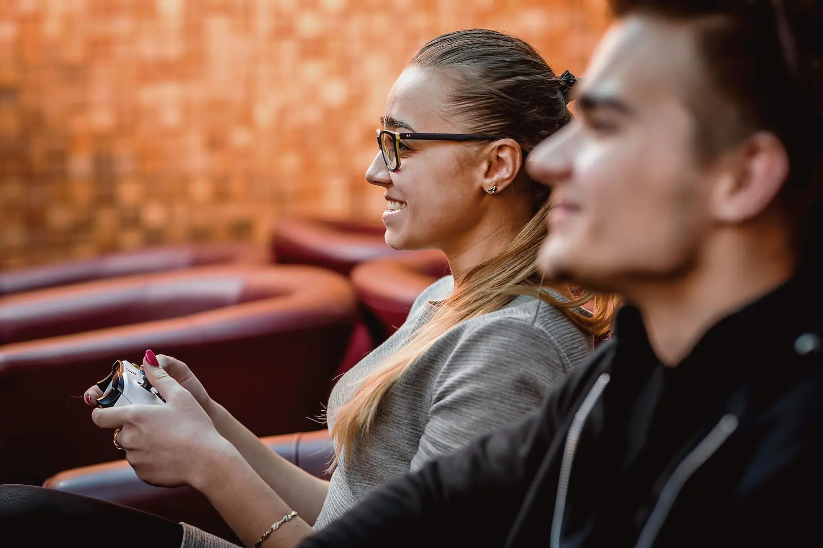 Dwoje gości gra na Xboxie w Klubie Pictures