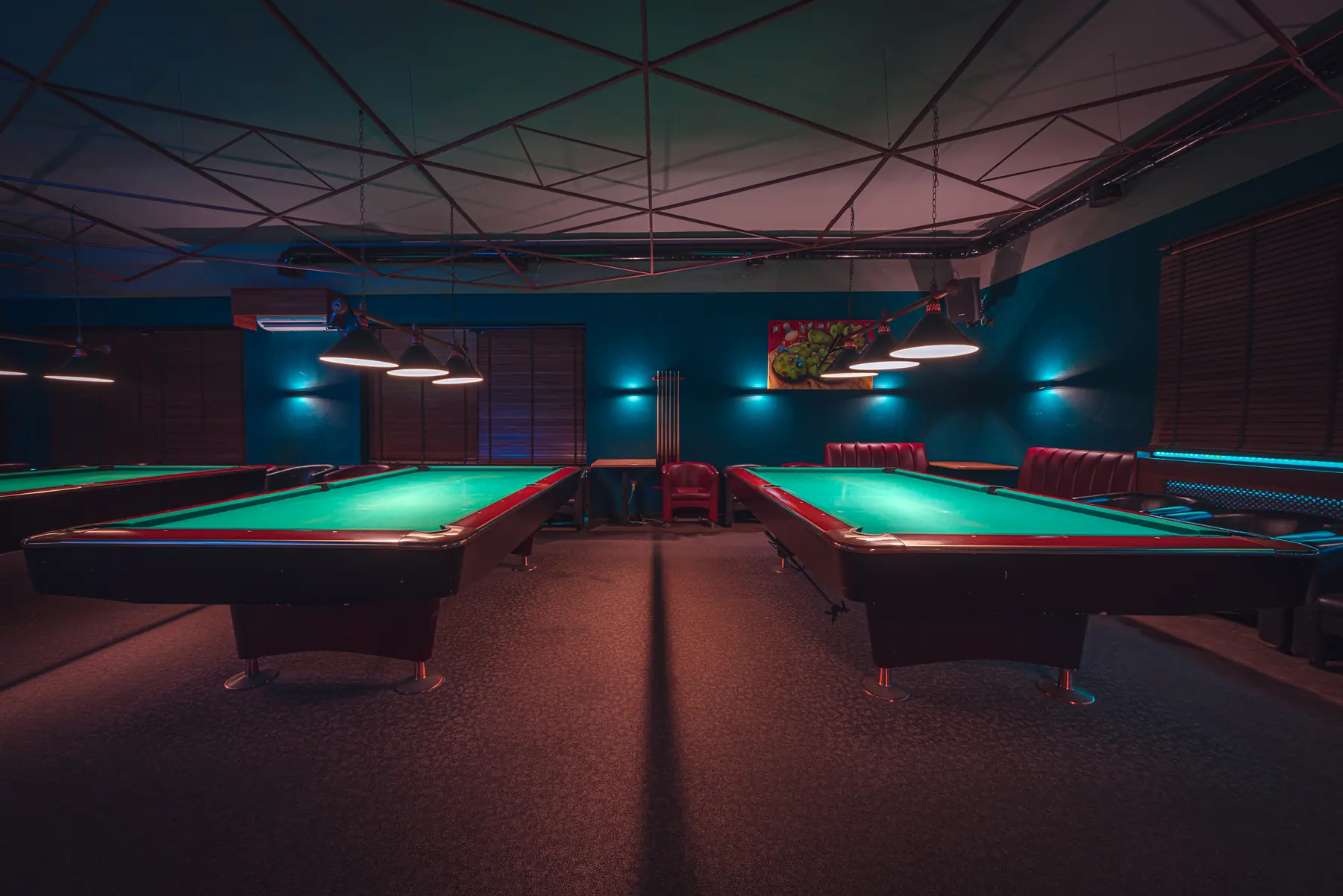 Sala Klubu Pictures z czterema stołami bilardowymi pool